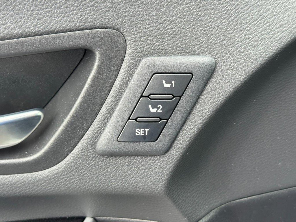 Used 2026 Toyota Sienna Limited FWD image 25