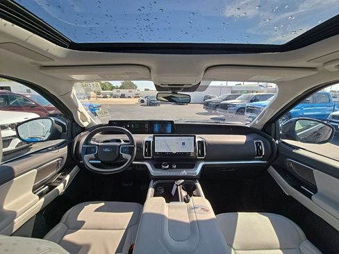 Used 2025 Ford Expedition Platinum w/ Driver's Package AWD/4WD image 2