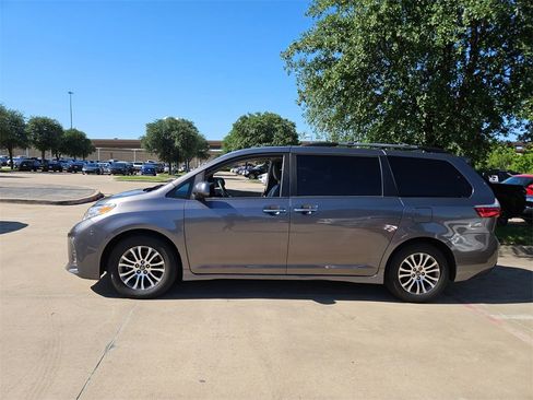 Used 2020 Toyota Sienna XLE image 6
