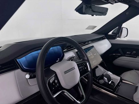 Used 2024 Land Rover Range Rover Sport SE image 9