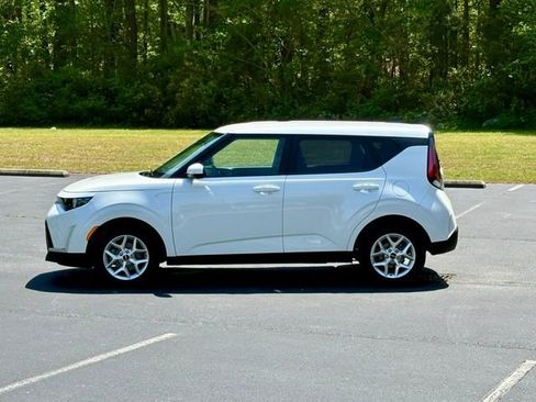 Used 2025 Kia Soul LX w/ LX Technology Package image 3