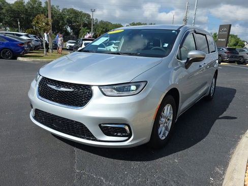Used 2023 Chrysler Pacifica Touring-L FWD image 3