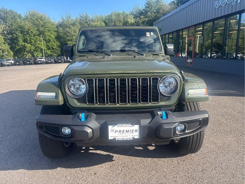Used 2024 Jeep Wrangler Unlimited w/ Convenience Group AWD/4WD image 2
