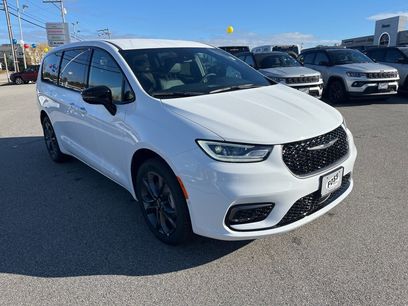 New 2026 Chrysler Pacifica Select