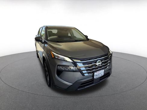 Used 2025 Nissan Rogue SV FWD image 3