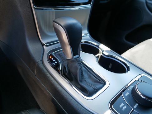 Used 2022 Jeep Grand Cherokee Laredo X AWD/4WD image 24