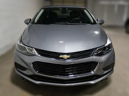 Used 2018 Chevrolet Cruze LT FWD image 2