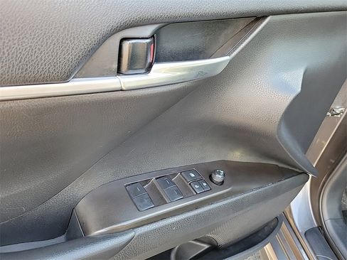 Used 2023 Toyota Camry SE image 19