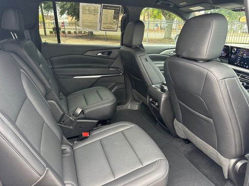 Used 2025 Chevrolet Traverse LT image 12