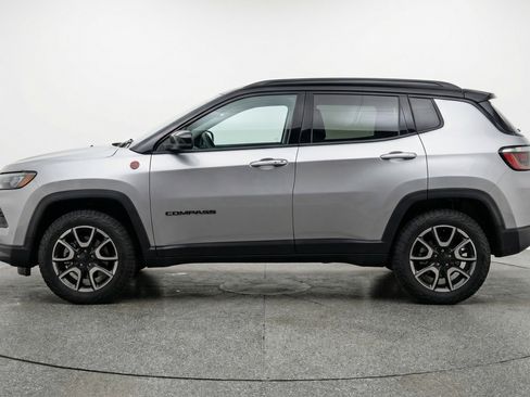 Used 2025 Jeep Compass Trailhawk AWD/4WD image 5