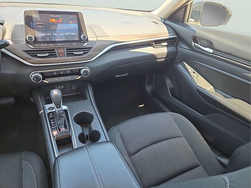 Used 2025 Nissan Altima 2.5 SV FWD image 12
