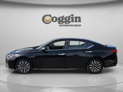 Used 2024 Nissan Altima 2.5 SV FWD image 2