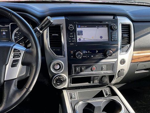 Used 2018 Nissan Titan SL image 9