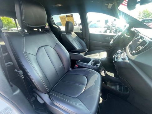 Used 2025 Chrysler Pacifica Select FWD image 29