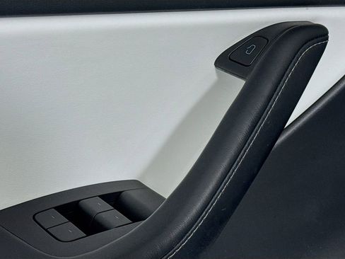 Used 2021 Tesla Model Y Long Range image 16