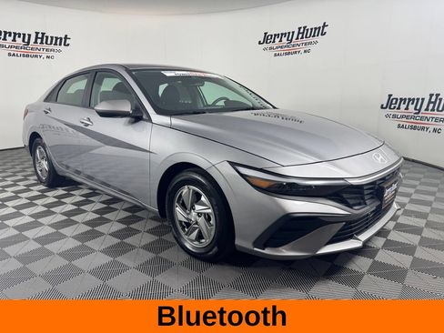 Used 2025 Hyundai Elantra SE FWD image 6
