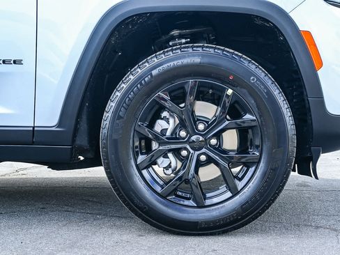 New 2025 Jeep Grand Cherokee Altitude image 10