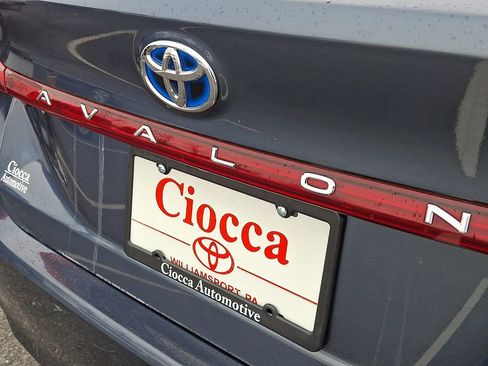 Used 2022 Toyota Avalon XLE w/ Moonroof Package image 28