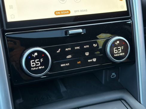 Used 2025 Land Rover Discovery Dynamic SE AWD/4WD image 19