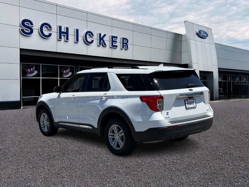 Used 2023 Ford Explorer XLT AWD/4WD image 3