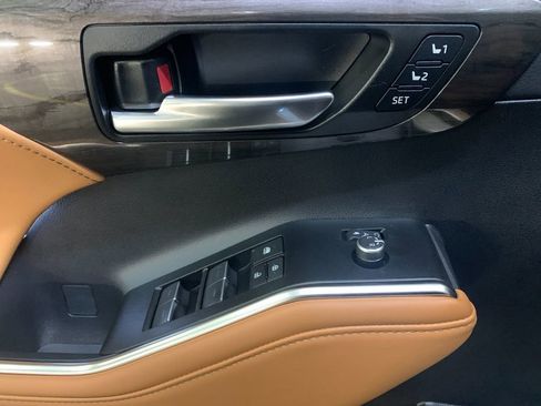 New 2026 Toyota Highlander Platinum image 12