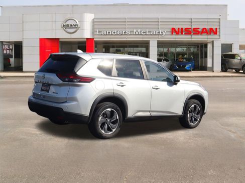 Used 2024 Nissan Rogue SV image 3