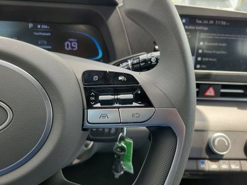 Certified 2025 Hyundai Elantra SE FWD image 23