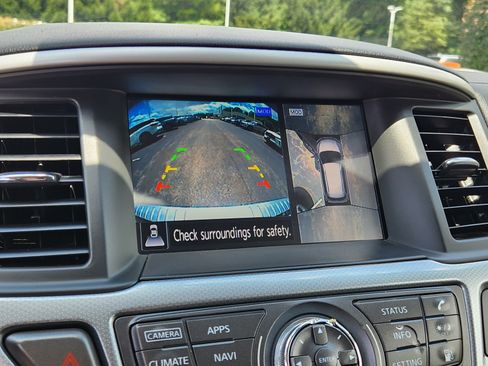 Used 2019 Nissan Pathfinder SL AWD/4WD image 23