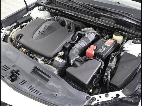 Used 2018 Toyota Camry XLE FWD image 11