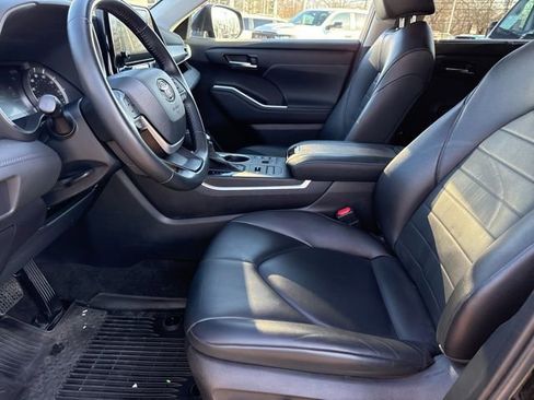 Used 2023 Toyota Highlander XLE image 19