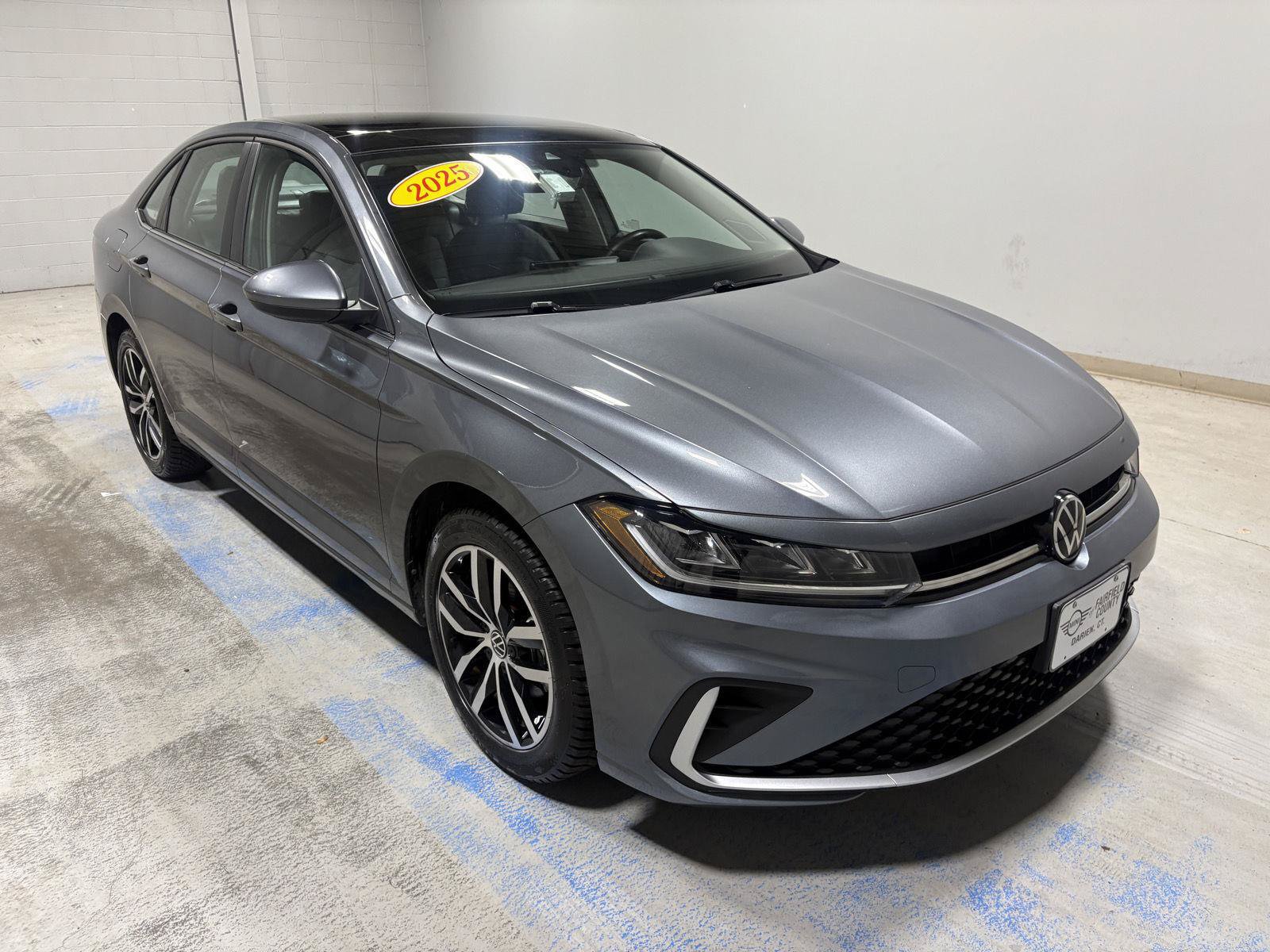 Used 2025 Volkswagen Jetta SE FWD image 3