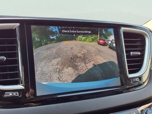 Used 2023 Chrysler Pacifica Touring-L FWD image 7