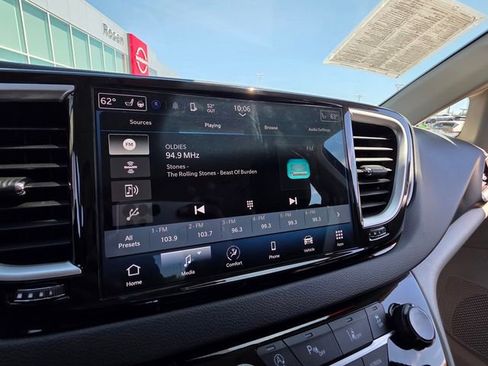Used 2024 Chrysler Pacifica Touring-L FWD image 15