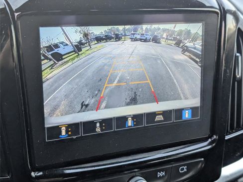 Used 2023 Chevrolet Traverse RS FWD image 18