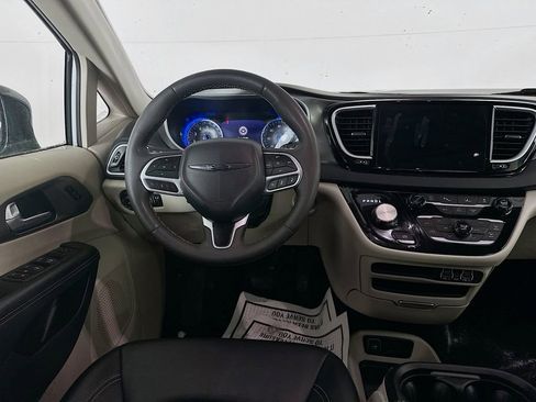 Certified 2024 Chrysler Pacifica Touring-L image 32