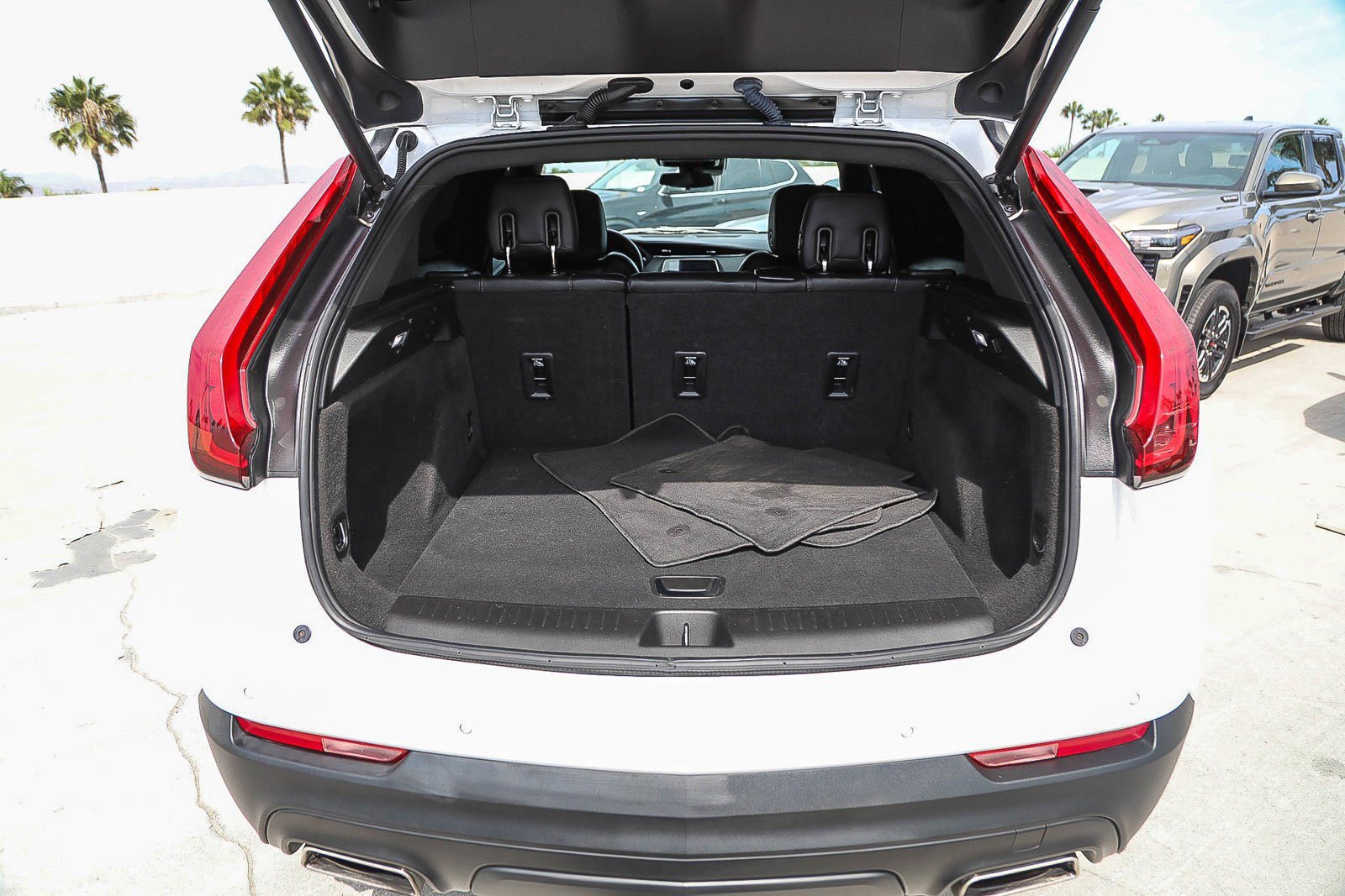Used 2023 Cadillac XT4 Luxury w/ Cold Weather Package FWD image 25