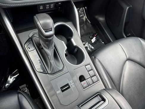 Used 2023 Toyota Highlander XLE image 16