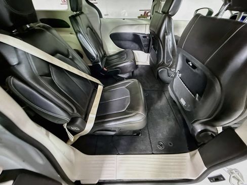 Used 2023 Chrysler Pacifica Touring-L FWD image 31