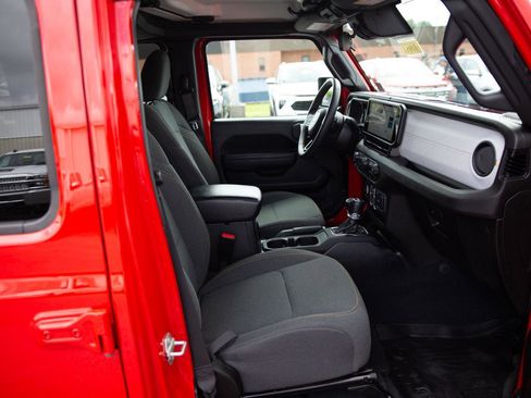 Used 2024 Jeep Wrangler Unlimited AWD/4WD image 23