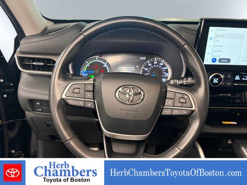 Used 2024 Toyota Highlander XLE AWD/4WD image 17