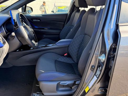 Used 2022 Toyota C-HR XLE image 18