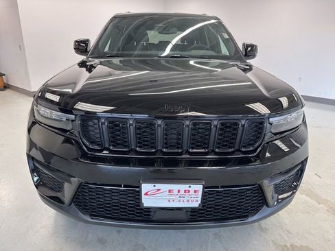 Used 2023 Jeep Grand Cherokee Altitude image 3