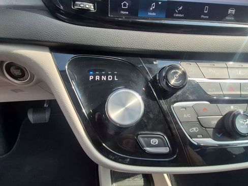 Used 2024 Chrysler Pacifica Touring-L image 19