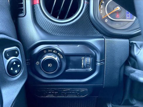 Used 2025 Jeep Wrangler Unlimited Rubicon AWD/4WD image 32