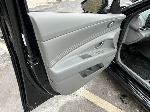 Used 2025 Hyundai Elantra SEL image 11