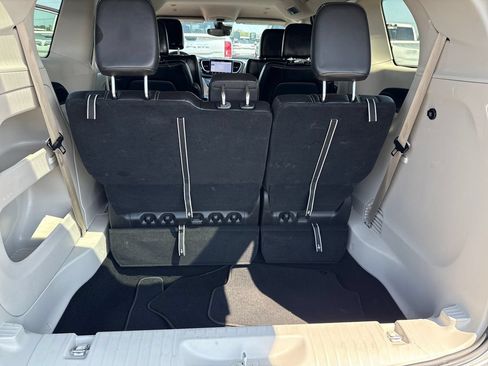 Used 2024 Chrysler Pacifica Touring-L FWD image 23