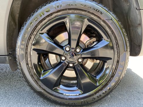 Used 2019 Jeep Cherokee Latitude Plus FWD image 41