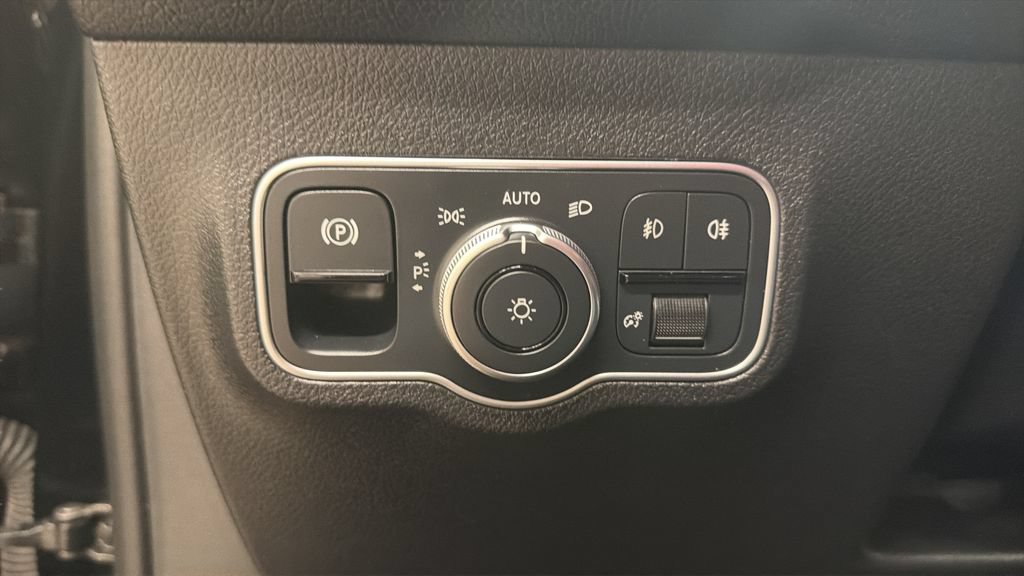 Used 2025 Mercedes-Benz GLB 250 4MATIC image 17