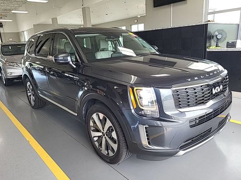 Used 2022 Kia Telluride EX w/ EX Premium Package FWD image 2