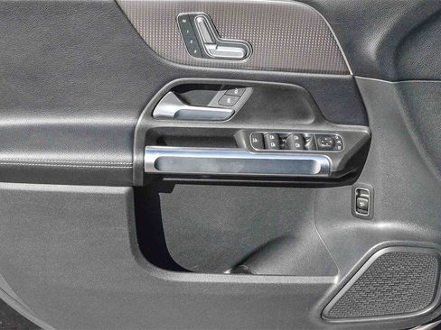 Used 2021 Mercedes-Benz GLB 250 image 22